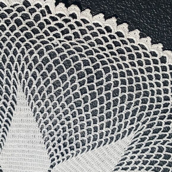 Vintage Large 14" Round Star Handmade Ivory Crochet Lace Doily Table Centerpiece - Picture 5 of 6